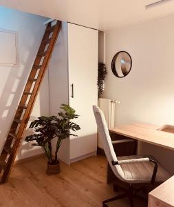 un bureau avec un bureau et une échelle à côté d'un escalier dans l'établissement Clemençon by BLOSS, à Gand