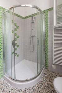 een badkamer met een douche met een glazen deur bij NK Venice Apartment in Venetië