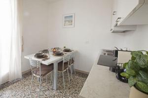 een keuken met een witte tafel met stoelen erin bij NK Venice Apartment in Venetië