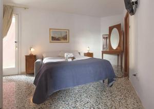 een slaapkamer met een bed met een blauwe deken erop bij NK Venice Apartment in Venetië