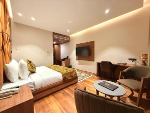 Televisyen dan/atau pusat hiburan di The Olive Hotel Srinagar