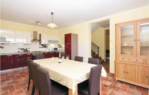 eine Küche und ein Esszimmer mit Tisch und Stühlen in der Unterkunft Stunning Home In Supetarska Draga in Supetarska Draga