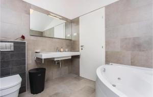Ένα μπάνιο στο Nice Apartment In Malinska With Wifi