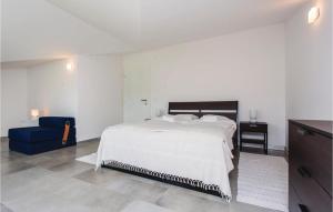 Ένα ή περισσότερα κρεβάτια σε δωμάτιο στο Nice Apartment In Malinska With Wifi