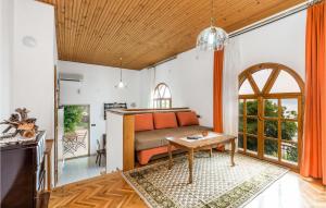 Køkken eller tekøkken på Lovely Apartment In Sveti Juraj