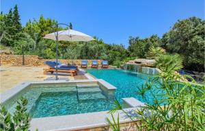 a swimming pool with an umbrella and a chair at Villa Punte Bianche in Zadar