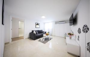 Televízia a/alebo spoločenská miestnosť v ubytovaní Beautiful Apartment In Zadar