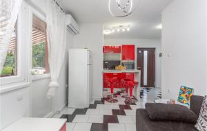 Kuchnia lub aneks kuchenny w obiekcie Nice Home In Risika With House Sea View