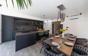 Dapur atau dapur kecil di Stunning Home In Razanac With Sauna