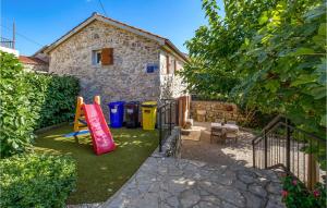 Plac zabaw dla dzieci w obiekcie Pet Friendly Home In Brzac With Wifi