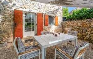 Patio lub wspólna przestrzeń na świeżym powietrzu w obiekcie Pet Friendly Home In Brzac With Wifi