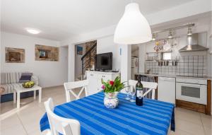 kuchnia i salon ze stołem i krzesłami w obiekcie Pet Friendly Home In Brzac With Wifi w mieście Brzac