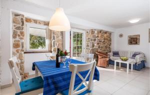 jadalnia z niebieskim stołem i krzesłami w obiekcie Pet Friendly Home In Brzac With Wifi w mieście Brzac