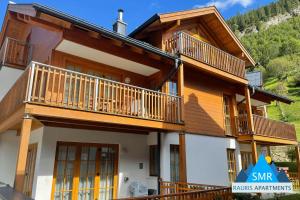 dom z balkonami z boku w obiekcie Anna 3 by SMR Rauris Apartments - inc Spa and near Gondola w mieście Rauris