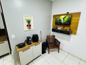 a room with a desk and a chair and a television at Apto Grande Vitória in Manaus