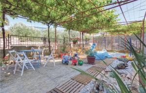 Κήπος έξω από το Two-Bedroom Apartment In Peruski