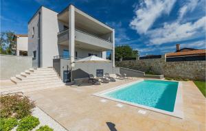 una villa con piscina frente a una casa en Villa Nebra, en Frata