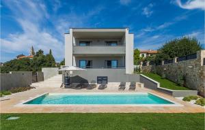 una casa con piscina delante de una casa en Villa Nebra, en Frata