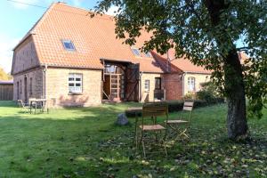 a table and chairs in front of a house at Gemeinschaftsunterkunft 2EZ 1DZ 2 Bäder - ruhig gelegen - Garten, Küche, WLAN, Parken, Self-Check-in, Ventilator in Picher