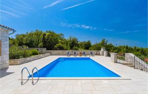 una piscina en un patio con patio en Villa Veronika, en Pula 39 fotos más