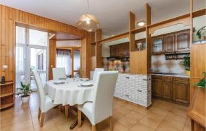Kuchyň nebo kuchyňský kout v ubytování Two-Bedroom Apartment In Duce