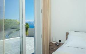 Ein Bett oder Betten in einem Zimmer der Unterkunft Holiday Home Prigradica - 01