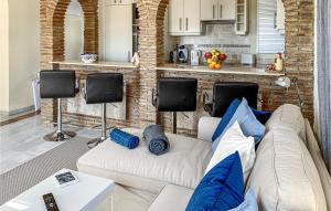Kuchyňa alebo kuchynka v ubytovaní 2 Bedroom Lovely Apartment In Mijas
