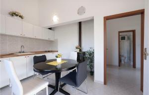 Η κουζίνα ή μικρή κουζίνα στο 2 Bedroom Lovely Home In Kornati