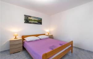 Posteľ alebo postele v izbe v ubytovaní 5 Bedroom Amazing Home In Klenovica