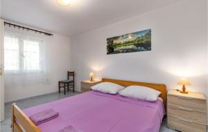 Posteľ alebo postele v izbe v ubytovaní 5 Bedroom Amazing Home In Klenovica