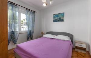 Posteľ alebo postele v izbe v ubytovaní 5 Bedroom Amazing Home In Klenovica