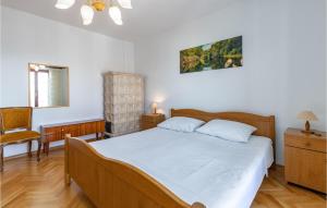 Posteľ alebo postele v izbe v ubytovaní 5 Bedroom Amazing Home In Klenovica