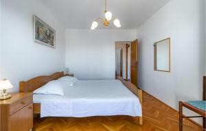 Posteľ alebo postele v izbe v ubytovaní 5 Bedroom Amazing Home In Klenovica