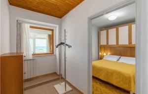 Postel nebo postele na pokoji v ubytování Pet Friendly Apartment In Zambratija