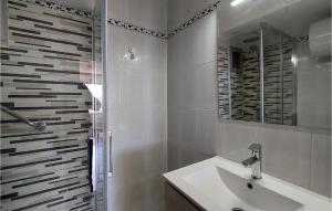 A bathroom at Pet Friendly Apartment