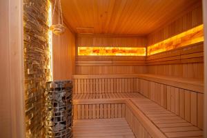 Una sauna vacía con una pared de piedra en Prestige Forest Zlatibor, en Zlatibor