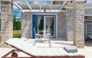 une terrasse avec un canapé blanc et une table dans l'établissement Villa Torre Iii, à Poreč