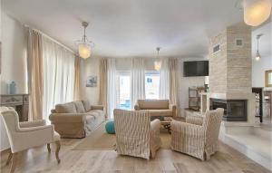 un salon avec des chaises et une cheminée dans l'établissement Villa Torre Iii, à Poreč