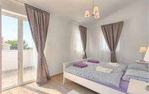 une chambre avec un lit et une grande fenêtre dans l'établissement Villa Torre Iii, à Poreč