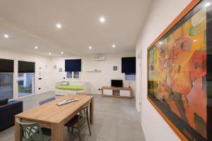 un soggiorno con un grande dipinto sul muro di White houses luxury and pool a Scoglitti