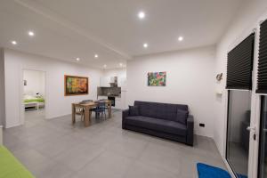 un soggiorno con un divano e un tavolo di White houses luxury and pool a Scoglitti