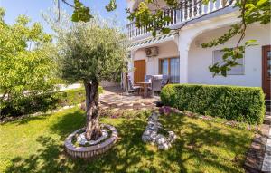 Zahrada ubytování Lovely Apartment In Crikvenica