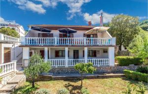 Vonkajšia záhrada v ubytovaní 5 Bedroom Amazing Home In Klenovica