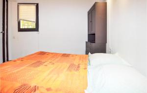 Ένα ή περισσότερα κρεβάτια σε δωμάτιο στο Nice Home In Torreilles With Kitchen