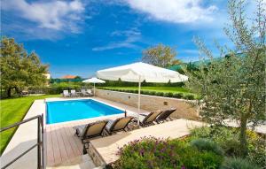 een zwembad met stoelen en een parasol bij Villa Valica in Veli Ježenj +34 foto's