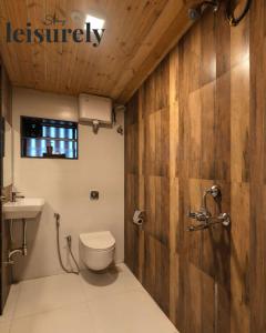 une salle de bains avec toilettes et lavabo dans l'établissement Stay Leisurely Pawna Lake Villa 3BHK, Pawna Lake, à Malavli