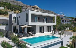 une image d'une maison avec piscine dans l'établissement Gorgeous Home In Jesenice With Sauna, à Jesenice