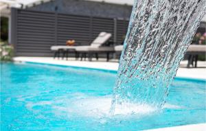 une fontaine à eau dans une piscine dans l'établissement Gorgeous Home In Jesenice With Sauna, à Jesenice