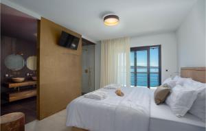 une chambre avec un lit blanc avec vue sur l'océan dans l'établissement Gorgeous Home In Jesenice With Sauna, à Jesenice