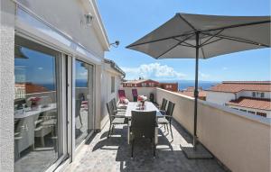 Balkón alebo terasa v ubytovaní 2 Bedroom Beautiful Apartment In Okrug Gornji + 13 fotografií